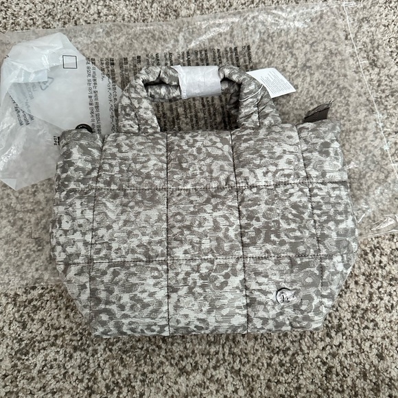 NWT Lululemon grid crossbody 5L in lined leopard and whote opal - Picture 4 of 9